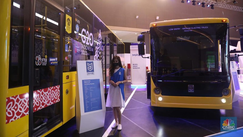 Hyundai Genesis G80 Electrified di pameran kendaraan listrik Periklindo Electric Vehicle Show (PEVS) 2022 Jakarta, Jumat (22/7/2022). (CNBC Indonesia/Muhammad Sabki)