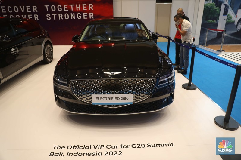 Hyundai Genesis G80 Electrified di pameran kendaraan listrik Periklindo Electric Vehicle Show (PEVS) 2022 Jakarta, Jumat (22/7/2022). (CNBC Indonesia/Muhammad Sabki)