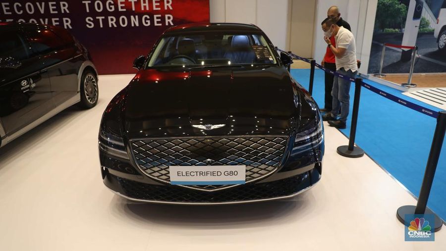 Hyundai Genesis G80 Electrified di pameran kendaraan listrik Periklindo Electric Vehicle Show (PEVS) 2022 Jakarta, Jumat (22/7/2022). (CNBC Indonesia/Muhammad Sabki)