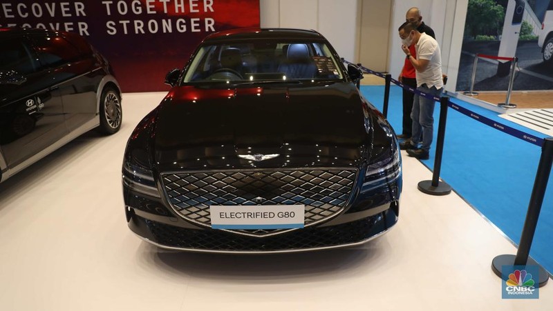Hyundai Genesis G80 Electrified di pameran kendaraan listrik Periklindo Electric Vehicle Show (PEVS) 2022 Jakarta, Jumat (22/7/2022). (CNBC Indonesia/Muhammad Sabki)