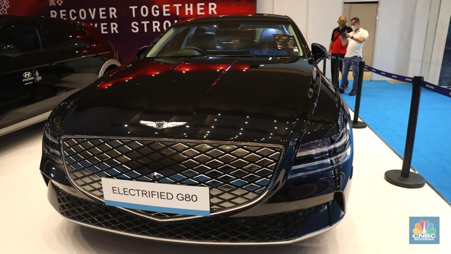 Hyundai Genesis G80 Electrified di pameran kendaraan listrik Periklindo Electric Vehicle Show (PEVS) 2022 Jakarta, Jumat (22/7/2022). (CNBC Indonesia/Muhammad Sabki)