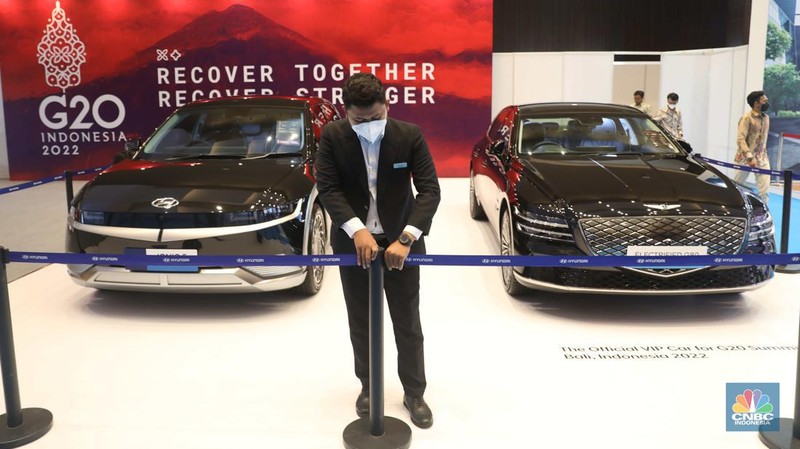 Hyundai Genesis G80 Electrified di pameran kendaraan listrik Periklindo Electric Vehicle Show (PEVS) 2022 Jakarta, Jumat (22/7/2022). (CNBC Indonesia/Muhammad Sabki)
