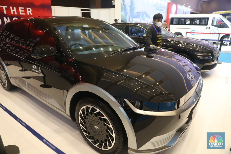 Hyundai Genesis G80 Electrified di pameran kendaraan listrik Periklindo Electric Vehicle Show (PEVS) 2022 Jakarta, Jumat (22/7/2022). (CNBC Indonesia/Muhammad Sabki)