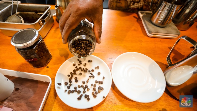 Agustinus Suban Puka (53) menyeduh kopi Tuk di stan usaha mikro kecil dan menengah (UMKM) saat  Pertemuan Ketiga Kelompok Kerja Ekonomi Digital G20 atau 3rd Digital Economy Working Group (DEWG) Meeting G20 di Labuan Bajo, Kamis (21/7/2022). Kopi Tuk merupkan salah satu UMKM yang diajak untuk mempromosikan produknya melalui pameran UMKM dalam gelaran 3rd Digital Economy Working Group (DEWG) Meeting G20. (CNBC Indonesia/ Andrean Kristianto)