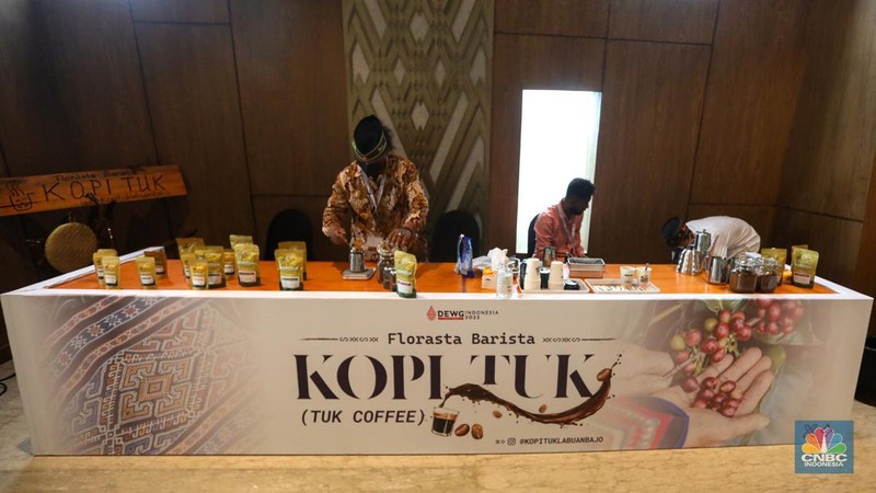 Agustinus Suban Puka (53) menyeduh kopi Tuk di stan usaha mikro kecil dan menengah (UMKM) saat  Pertemuan Ketiga Kelompok Kerja Ekonomi Digital G20 atau 3rd Digital Economy Working Group (DEWG) Meeting G20 di Labuan Bajo, Kamis (21/7/2022). Kopi Tuk merupkan salah satu UMKM yang diajak untuk mempromosikan produknya melalui pameran UMKM dalam gelaran 3rd Digital Economy Working Group (DEWG) Meeting G20. (CNBC Indonesia/ Andrean Kristianto)