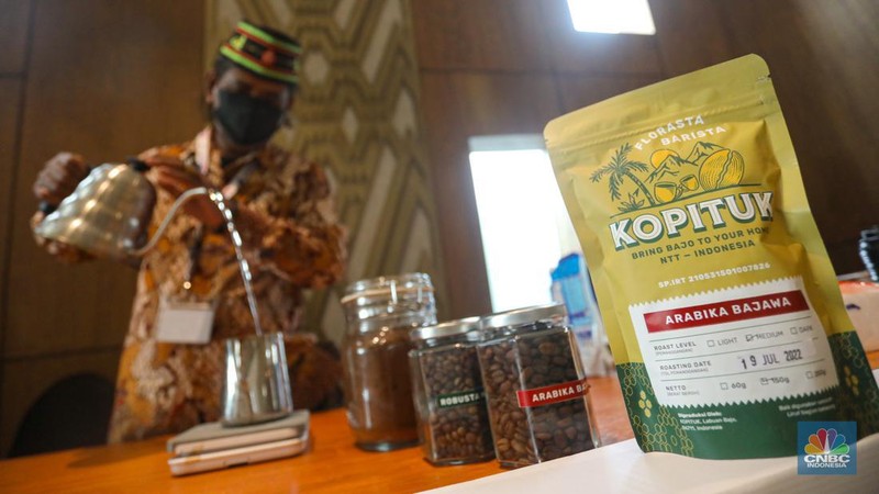 Agustinus Suban Puka (53) menyeduh kopi Tuk di stan usaha mikro kecil dan menengah (UMKM) saat  Pertemuan Ketiga Kelompok Kerja Ekonomi Digital G20 atau 3rd Digital Economy Working Group (DEWG) Meeting G20 di Labuan Bajo, Kamis (21/7/2022). Kopi Tuk merupkan salah satu UMKM yang diajak untuk mempromosikan produknya melalui pameran UMKM dalam gelaran 3rd Digital Economy Working Group (DEWG) Meeting G20. (CNBC Indonesia/ Andrean Kristianto)
