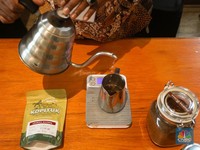 Berkah Pertemuan DEWG 20, Warung Kopi & Nasi Ketiban Untung