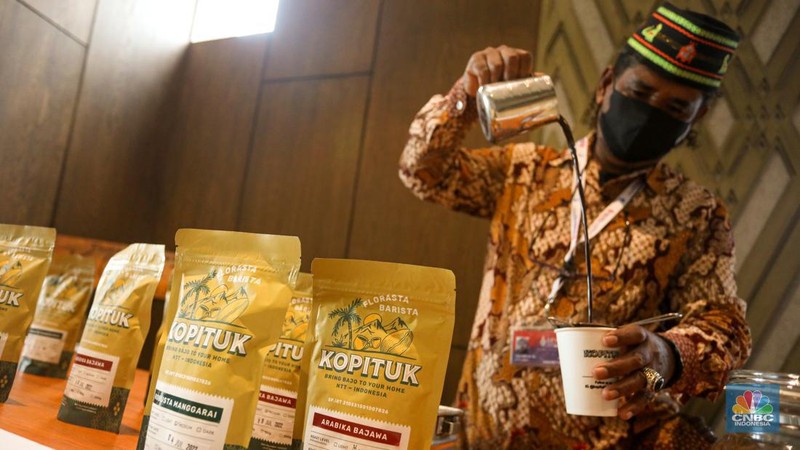 Agustinus Suban Puka (53) menyeduh kopi Tuk di stan usaha mikro kecil dan menengah (UMKM) saat  Pertemuan Ketiga Kelompok Kerja Ekonomi Digital G20 atau 3rd Digital Economy Working Group (DEWG) Meeting G20 di Labuan Bajo, Kamis (21/7/2022). Kopi Tuk merupkan salah satu UMKM yang diajak untuk mempromosikan produknya melalui pameran UMKM dalam gelaran 3rd Digital Economy Working Group (DEWG) Meeting G20. (CNBC Indonesia/ Andrean Kristianto)
