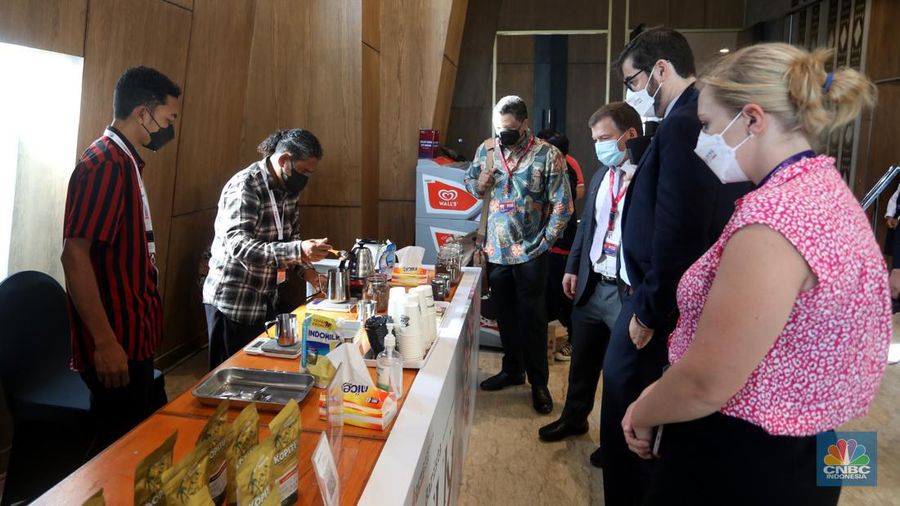 Agustinus Suban Puka (53) menyeduh kopi Tuk di stan usaha mikro kecil dan menengah (UMKM) saat  Pertemuan Ketiga Kelompok Kerja Ekonomi Digital G20 atau 3rd Digital Economy Working Group (DEWG) Meeting G20 di Labuan Bajo, Kamis (21/7/2022). Kopi Tuk merupkan salah satu UMKM yang diajak untuk mempromosikan produknya melalui pameran UMKM dalam gelaran 3rd Digital Economy Working Group (DEWG) Meeting G20. (CNBC Indonesia/ Andrean Kristianto)