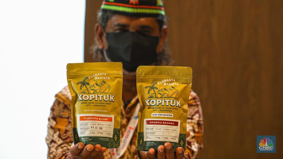 Agustinus Suban Puka (53) menyeduh kopi Tuk di stan usaha mikro kecil dan menengah (UMKM) saat  Pertemuan Ketiga Kelompok Kerja Ekonomi Digital G20 atau 3rd Digital Economy Working Group (DEWG) Meeting G20 di Labuan Bajo, Kamis (21/7/2022). Kopi Tuk merupkan salah satu UMKM yang diajak untuk mempromosikan produknya melalui pameran UMKM dalam gelaran 3rd Digital Economy Working Group (DEWG) Meeting G20. (CNBC Indonesia/ Andrean Kristianto)