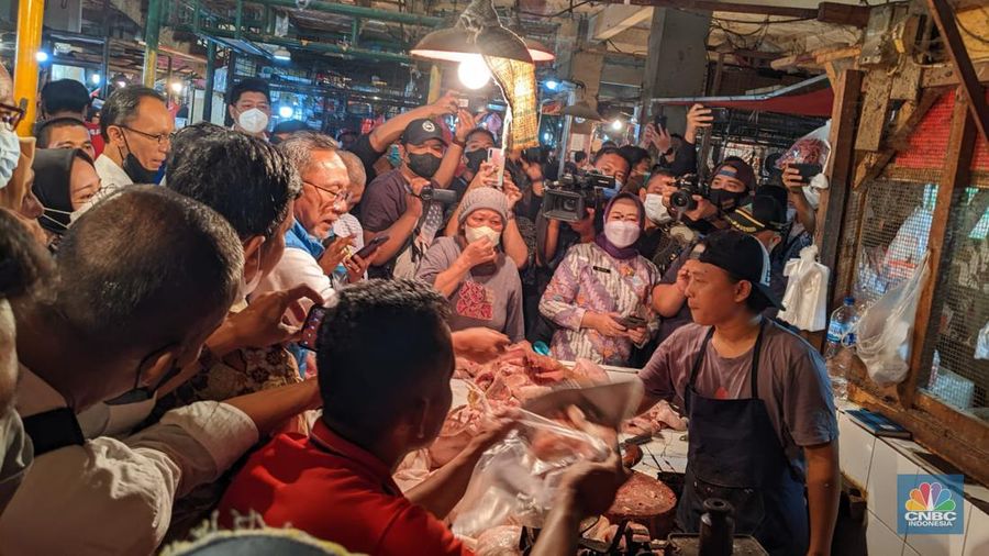 Menteri Perdagangan akan meninjau harga barang-barang kebutuhan pokok di Pasar Cibinong, Kabupaten Bogor (CNBC Indonesia/Emir Yanwardhana)