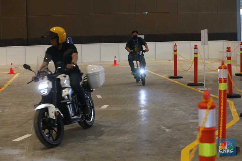 Pengunjung melakukan test ride motor listrik di acara PERIKLINDO Electric Vehicle Show (PEVS) 2022 di JIEXPO Kemayoran, Jakarta Pusat, Jumat (22/7/2022). (CNBC Indonesia/Muhammad Sabki) Pengunjung melakukan test ride motor listrik di acara PERIKLINDO Electric Vehicle Show (PEVS) 2022 di JIEXPO Kemayoran, Jakarta Pusat, Jumat (22/7/2022). (CNBC Indonesia/Muhammad Sabki)