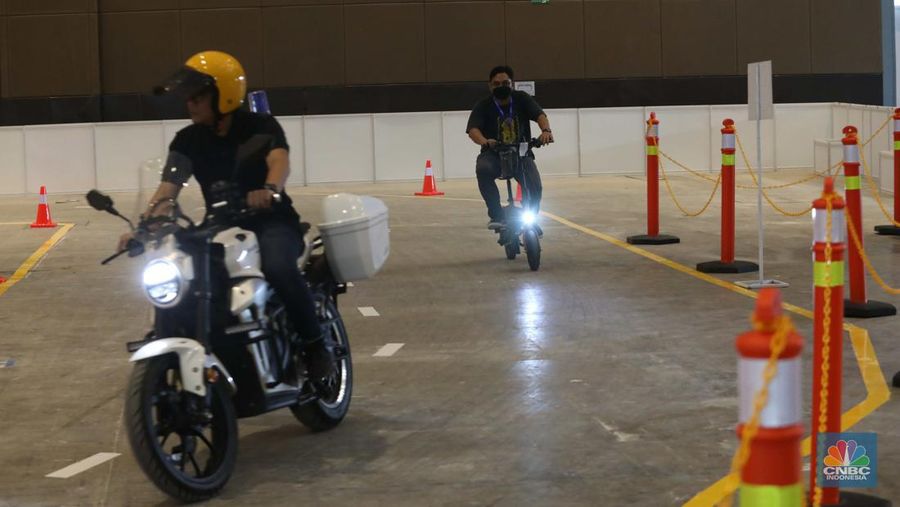 Pengunjung melakukan test ride motor listrik di acara PERIKLINDO Electric Vehicle Show (PEVS) 2022 di JIEXPO Kemayoran, Jakarta Pusat, Jumat (22/7/2022). (CNBC Indonesia/Muhammad Sabki)