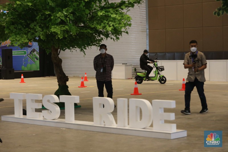 Pengunjung melakukan test ride motor listrik di acara PERIKLINDO Electric Vehicle Show (PEVS) 2022 di JIEXPO Kemayoran, Jakarta Pusat, Jumat (22/7/2022). (CNBC Indonesia/Muhammad Sabki) Pengunjung melakukan test ride motor listrik di acara PERIKLINDO Electric Vehicle Show (PEVS) 2022 di JIEXPO Kemayoran, Jakarta Pusat, Jumat (22/7/2022). (CNBC Indonesia/Muhammad Sabki)