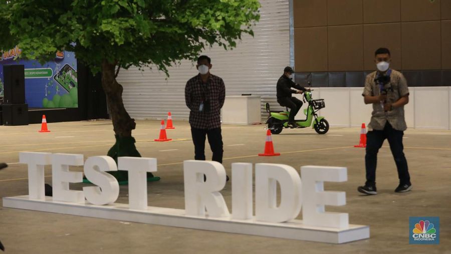 Pengunjung melakukan test ride motor listrik di acara PERIKLINDO Electric Vehicle Show (PEVS) 2022 di JIEXPO Kemayoran, Jakarta Pusat, Jumat (22/7/2022). (CNBC Indonesia/Muhammad Sabki)