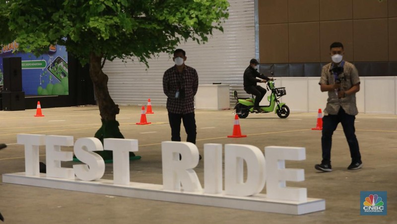 Pengunjung melakukan test ride motor listrik di acara PERIKLINDO Electric Vehicle Show (PEVS) 2022 di JIEXPO Kemayoran, Jakarta Pusat, Jumat (22/7/2022). (CNBC Indonesia/Muhammad Sabki)