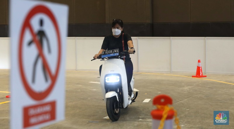 Pengunjung melakukan test ride motor listrik di acara PERIKLINDO Electric Vehicle Show (PEVS) 2022 di JIEXPO Kemayoran, Jakarta Pusat, Jumat (22/7/2022). (CNBC Indonesia/Muhammad Sabki) Pengunjung melakukan test ride motor listrik di acara PERIKLINDO Electric Vehicle Show (PEVS) 2022 di JIEXPO Kemayoran, Jakarta Pusat, Jumat (22/7/2022). (CNBC Indonesia/Muhammad Sabki)