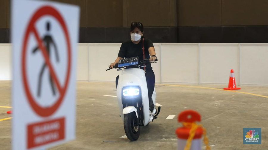 Pengunjung melakukan test ride motor listrik di acara PERIKLINDO Electric Vehicle Show (PEVS) 2022 di JIEXPO Kemayoran, Jakarta Pusat, Jumat (22/7/2022). (CNBC Indonesia/Muhammad Sabki)