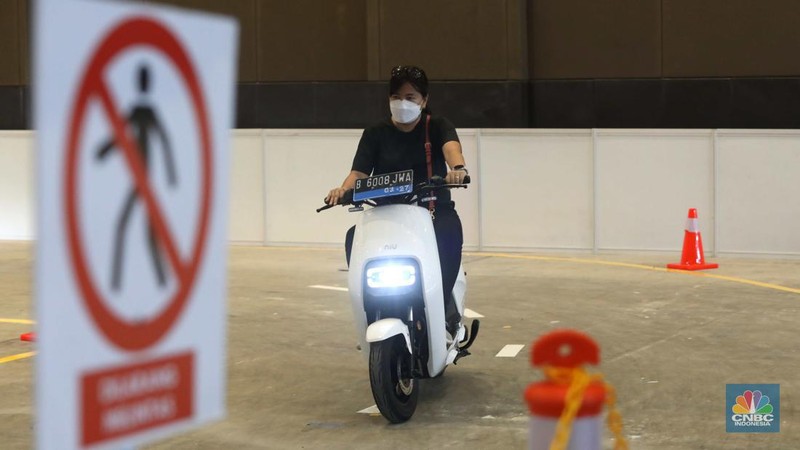 Pengunjung melakukan test ride motor listrik di acara PERIKLINDO Electric Vehicle Show (PEVS) 2022 di JIEXPO Kemayoran, Jakarta Pusat, Jumat (22/7/2022). (CNBC Indonesia/Muhammad Sabki)