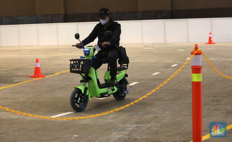 Pengunjung melakukan test ride motor listrik di acara PERIKLINDO Electric Vehicle Show (PEVS) 2022 di JIEXPO Kemayoran, Jakarta Pusat, Jumat (22/7/2022). (CNBC Indonesia/Muhammad Sabki) Pengunjung melakukan test ride motor listrik di acara PERIKLINDO Electric Vehicle Show (PEVS) 2022 di JIEXPO Kemayoran, Jakarta Pusat, Jumat (22/7/2022). (CNBC Indonesia/Muhammad Sabki)