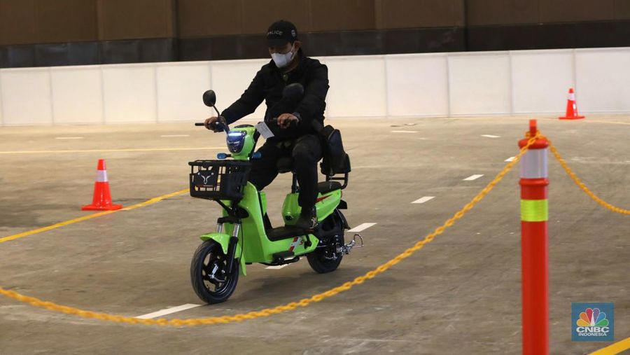 Pengunjung melakukan test ride motor listrik di acara PERIKLINDO Electric Vehicle Show (PEVS) 2022 di JIEXPO Kemayoran, Jakarta Pusat, Jumat (22/7/2022). (CNBC Indonesia/Muhammad Sabki)