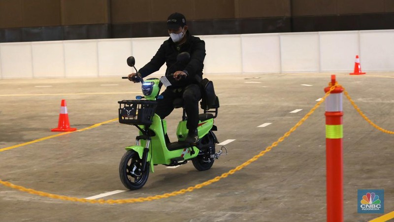 Pengunjung melakukan test ride motor listrik di acara PERIKLINDO Electric Vehicle Show (PEVS) 2022 di JIEXPO Kemayoran, Jakarta Pusat, Jumat (22/7/2022). (CNBC Indonesia/Muhammad Sabki)