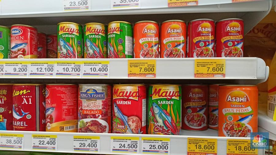 Penjualan ikan kaleng di salah satu minimarket yang berlokasi di Ciapus, Kabupaten Bogor, Jumat (22/7/2022). (CNBC Indonesia/Ferry Sandi)