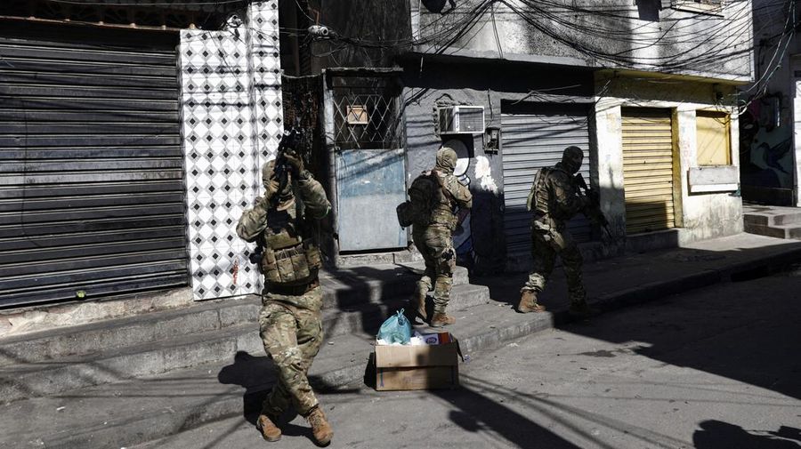 Polisi melakukan operasi di favela Complexo do Alemao di Rio de Janeiro, Brasil, Kamis, 21 Juli 2022. (AP/Silvia Izquierdo)