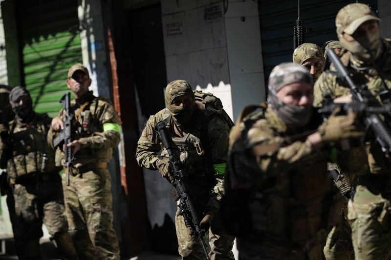 Polisi melakukan operasi di favela Complexo do Alemao di Rio de Janeiro, Brasil, Kamis, 21 Juli 2022. (AP/Silvia Izquierdo)