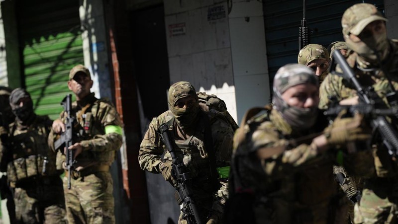 Polisi melakukan operasi di favela Complexo do Alemao di Rio de Janeiro, Brasil, Kamis, 21 Juli 2022. (AP/Silvia Izquierdo)