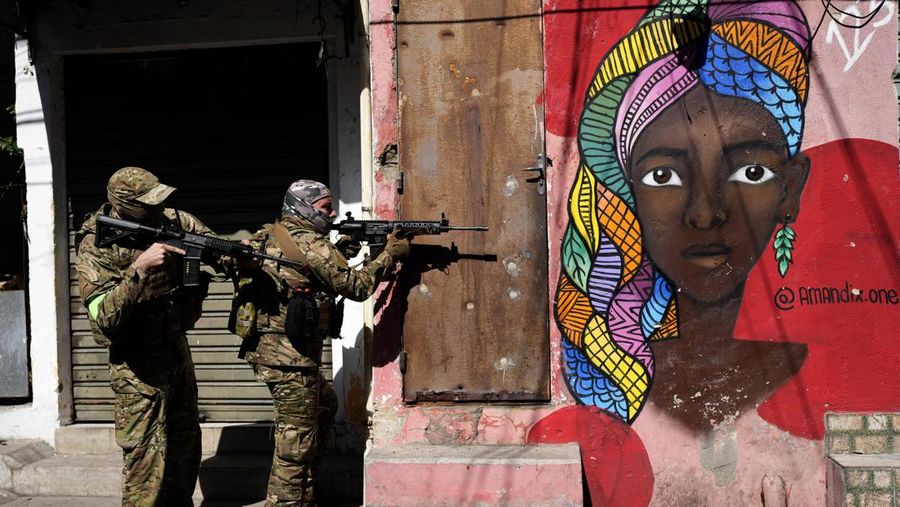 Polisi melakukan operasi di favela Complexo do Alemao di Rio de Janeiro, Brasil, Kamis, 21 Juli 2022. (AP/Silvia Izquierdo)