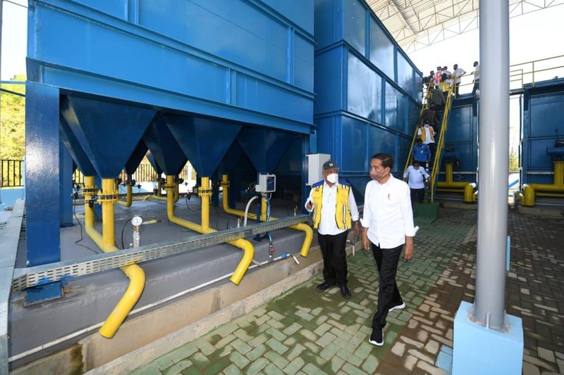 Pekerja beraktivitas di proyek revitalisasi Taman Mini Indonesia Indah (TMII) Jakarta Timur, Kamis (25/8/2022). Pemerintah mempercepat revitalisasi Taman Mini Indonesia Indah (TMII), objek wisata di Jakarta itu menjadi salah satu spot side event Konferensi Tingkat Tinggi (KTT) G20 di Bali pada bulan November 2022. (CNBC Indonesia/Tri Susilo)
