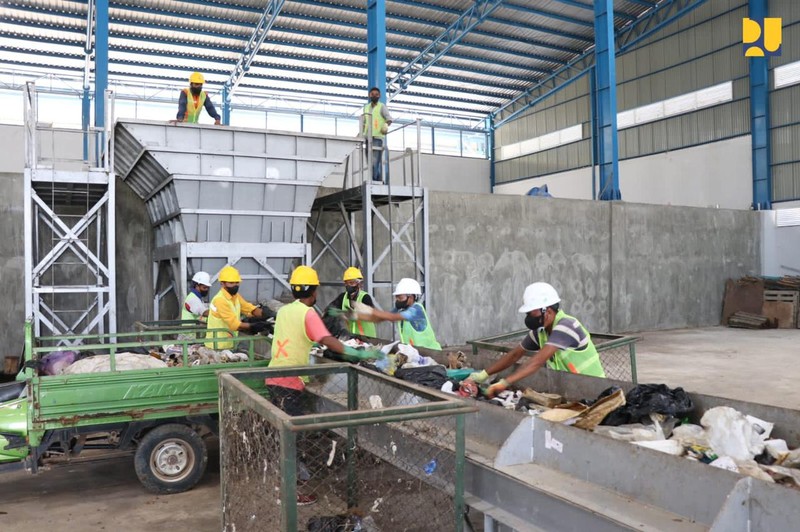 Presiden Joko Widodo meresmikan Penataan Kawasan Waterfront Marina dan Sistem Pengelolaan Sampah Warloka yang dipusatkan di Waterfront Marina, Kamis (21/7/2022). (Dok: PUPR) Presiden Joko Widodo meresmikan Penataan Kawasan Waterfront Marina dan Sistem Pengelolaan Sampah Warloka yang dipusatkan di Waterfront Marina, Kamis (21/7/2022). (Dok: PUPR)