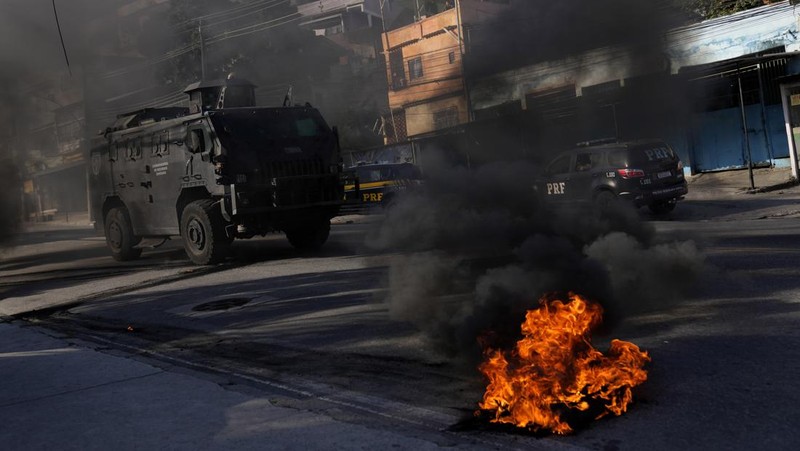 Polisi melakukan operasi di favela Complexo do Alemao di Rio de Janeiro, Brasil, Kamis, 21 Juli 2022. (AP/Silvia Izquierdo)