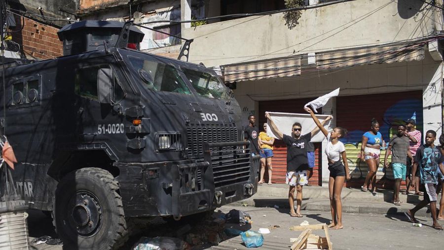 Polisi melakukan operasi di favela Complexo do Alemao di Rio de Janeiro, Brasil, Kamis, 21 Juli 2022. (AP/Silvia Izquierdo)