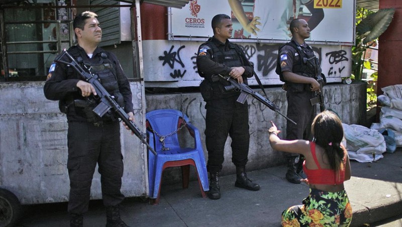 Polisi melakukan operasi di favela Complexo do Alemao di Rio de Janeiro, Brasil, Kamis, 21 Juli 2022. (AP/Silvia Izquierdo)