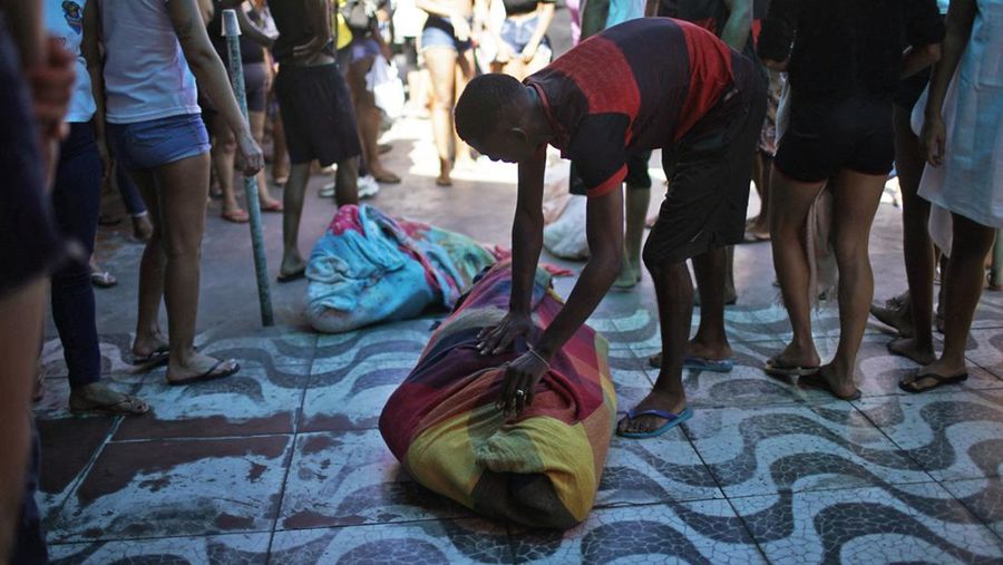 Polisi melakukan operasi di favela Complexo do Alemao di Rio de Janeiro, Brasil, Kamis, 21 Juli 2022. (AP/Silvia Izquierdo)
