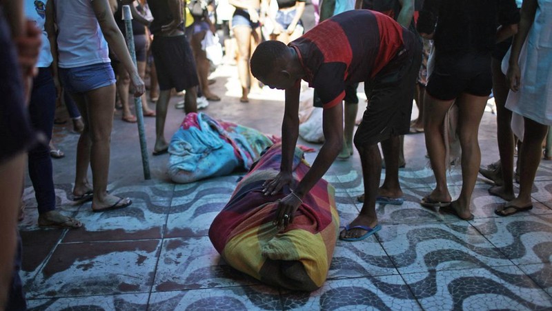 Polisi melakukan operasi di favela Complexo do Alemao di Rio de Janeiro, Brasil, Kamis, 21 Juli 2022. (AP/Silvia Izquierdo)