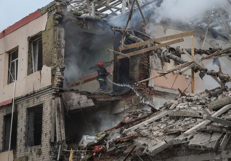 Serangan militer Rusia menghancurkan sebuah sekolah dan beberapa bangunan di dekatnya di kota Kramatorsk, wilayah Donetsk, Ukraina. (REUTERS/GLEB GARANICH)