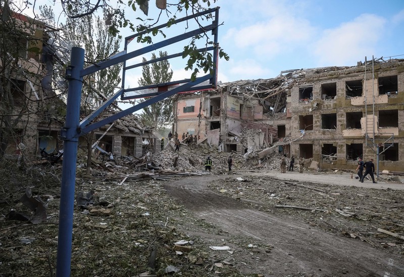 Serangan militer Rusia menghancurkan sebuah sekolah dan beberapa bangunan di dekatnya di kota Kramatorsk, wilayah Donetsk, Ukraina. (REUTERS/GLEB GARANICH) Serangan militer Rusia menghancurkan sebuah sekolah dan beberapa bangunan di dekatnya di kota Kramatorsk, wilayah Donetsk, Ukraina. (REUTERS/GLEB GARANICH)