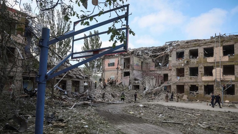 Serangan militer Rusia menghancurkan sebuah sekolah dan beberapa bangunan di dekatnya di kota Kramatorsk, wilayah Donetsk, Ukraina. (REUTERS/GLEB GARANICH)