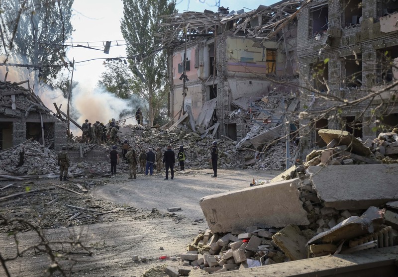 Serangan militer Rusia menghancurkan sebuah sekolah dan beberapa bangunan di dekatnya di kota Kramatorsk, wilayah Donetsk, Ukraina. (REUTERS/GLEB GARANICH) Serangan militer Rusia menghancurkan sebuah sekolah dan beberapa bangunan di dekatnya di kota Kramatorsk, wilayah Donetsk, Ukraina. (REUTERS/GLEB GARANICH)
