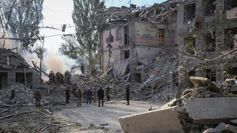Serangan militer Rusia menghancurkan sebuah sekolah dan beberapa bangunan di dekatnya di kota Kramatorsk, wilayah Donetsk, Ukraina. (REUTERS/GLEB GARANICH)
