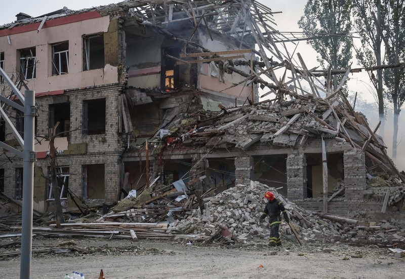 Serangan militer Rusia menghancurkan sebuah sekolah dan beberapa bangunan di dekatnya di kota Kramatorsk, wilayah Donetsk, Ukraina. (REUTERS/GLEB GARANICH) Serangan militer Rusia menghancurkan sebuah sekolah dan beberapa bangunan di dekatnya di kota Kramatorsk, wilayah Donetsk, Ukraina. (REUTERS/GLEB GARANICH)