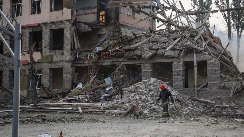 Serangan militer Rusia menghancurkan sebuah sekolah dan beberapa bangunan di dekatnya di kota Kramatorsk, wilayah Donetsk, Ukraina. (REUTERS/GLEB GARANICH)