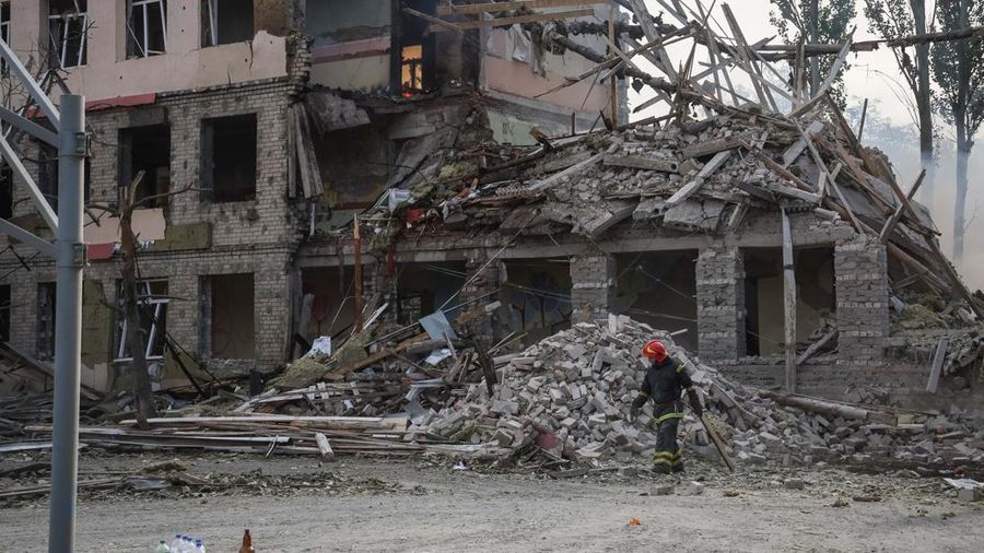 Serangan militer Rusia menghancurkan sebuah sekolah dan beberapa bangunan di dekatnya di kota Kramatorsk, wilayah Donetsk, Ukraina. (REUTERS/GLEB GARANICH)