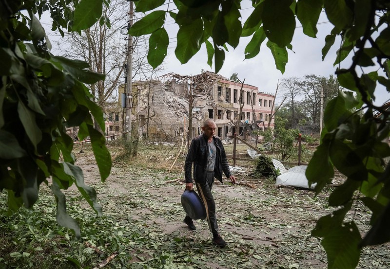 Serangan militer Rusia menghancurkan sebuah sekolah dan beberapa bangunan di dekatnya di kota Kramatorsk, wilayah Donetsk, Ukraina. (REUTERS/GLEB GARANICH) Serangan militer Rusia menghancurkan sebuah sekolah dan beberapa bangunan di dekatnya di kota Kramatorsk, wilayah Donetsk, Ukraina. (REUTERS/GLEB GARANICH)