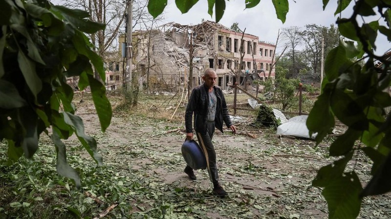 Serangan militer Rusia menghancurkan sebuah sekolah dan beberapa bangunan di dekatnya di kota Kramatorsk, wilayah Donetsk, Ukraina. (REUTERS/GLEB GARANICH)