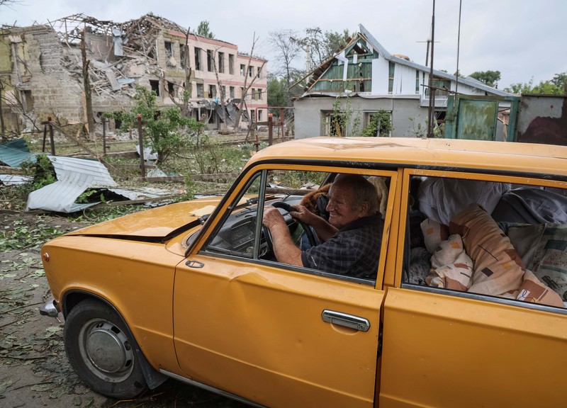 Serangan militer Rusia menghancurkan sebuah sekolah dan beberapa bangunan di dekatnya di kota Kramatorsk, wilayah Donetsk, Ukraina. (REUTERS/GLEB GARANICH)