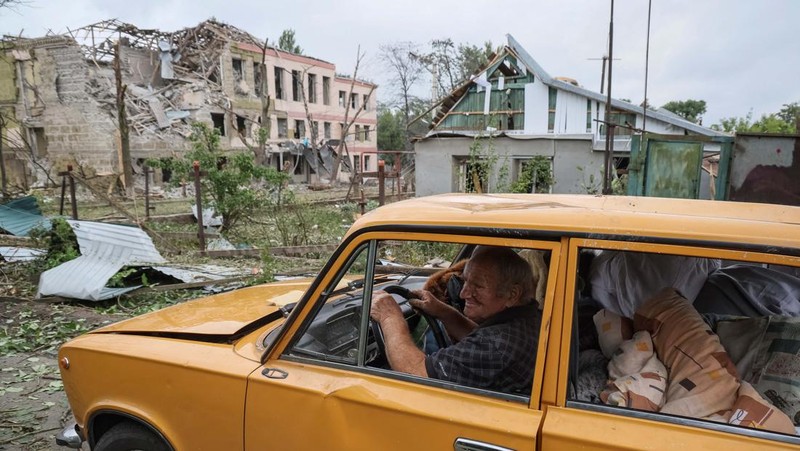 Serangan militer Rusia menghancurkan sebuah sekolah dan beberapa bangunan di dekatnya di kota Kramatorsk, wilayah Donetsk, Ukraina. (REUTERS/GLEB GARANICH)